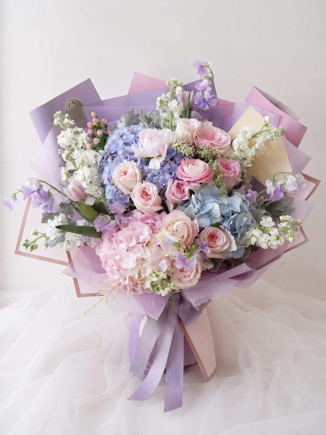 Bouquet pastel de roses et hortensias livré à Rabat au Maroc